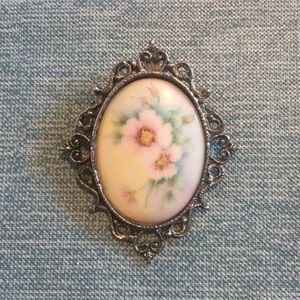Vintage Cameo Style Floral Brooch/Pendant